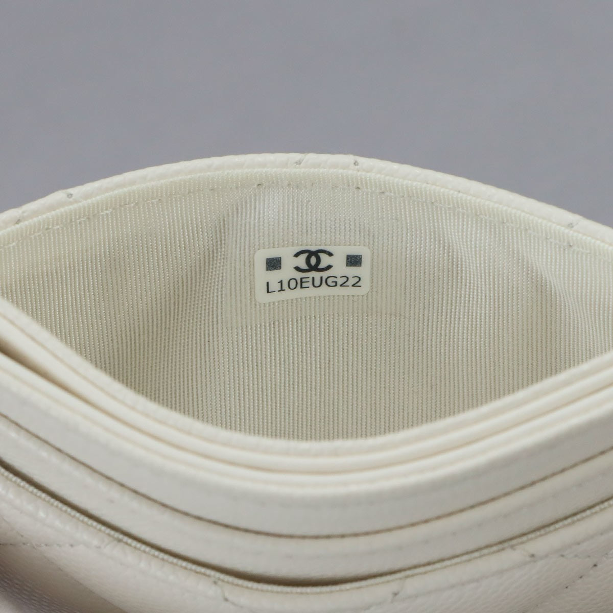 CHANEL Matelasse Card Case - White, Leather- מגיע עם הקופסה ושקית אבק!