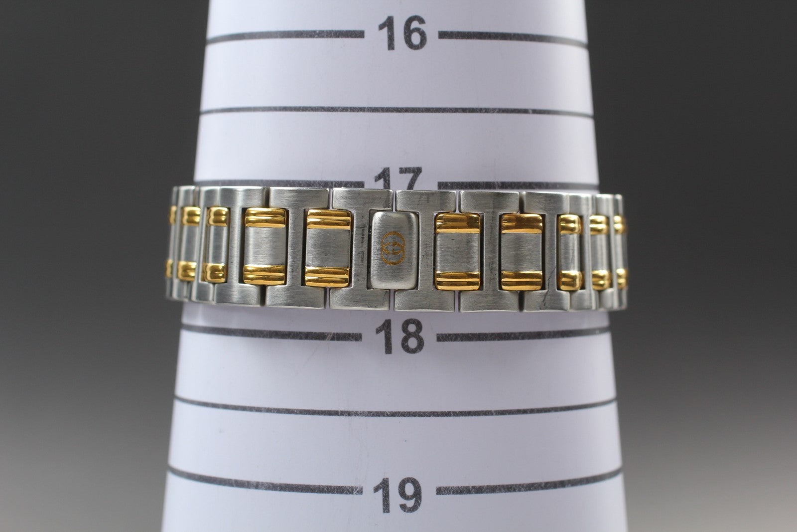 Gucci 9000M Wristwatch - Ivory, Stainless Steel