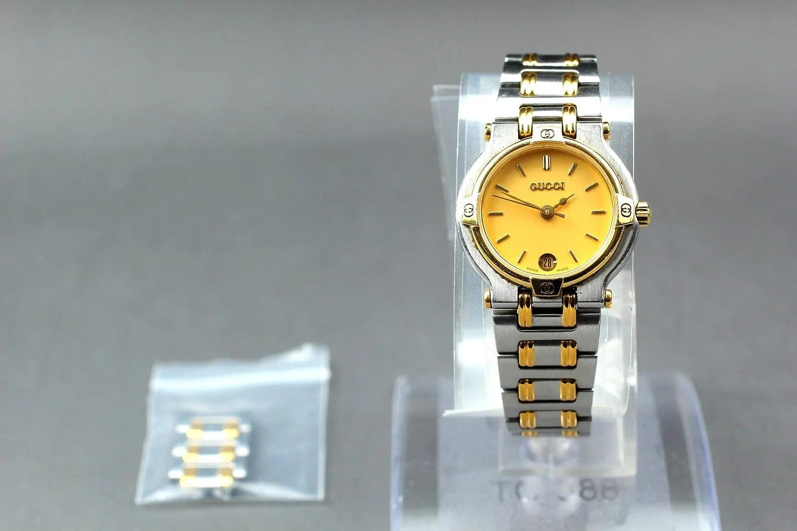 Gucci 9000L Wristwatch - Gold, Stainless Steel