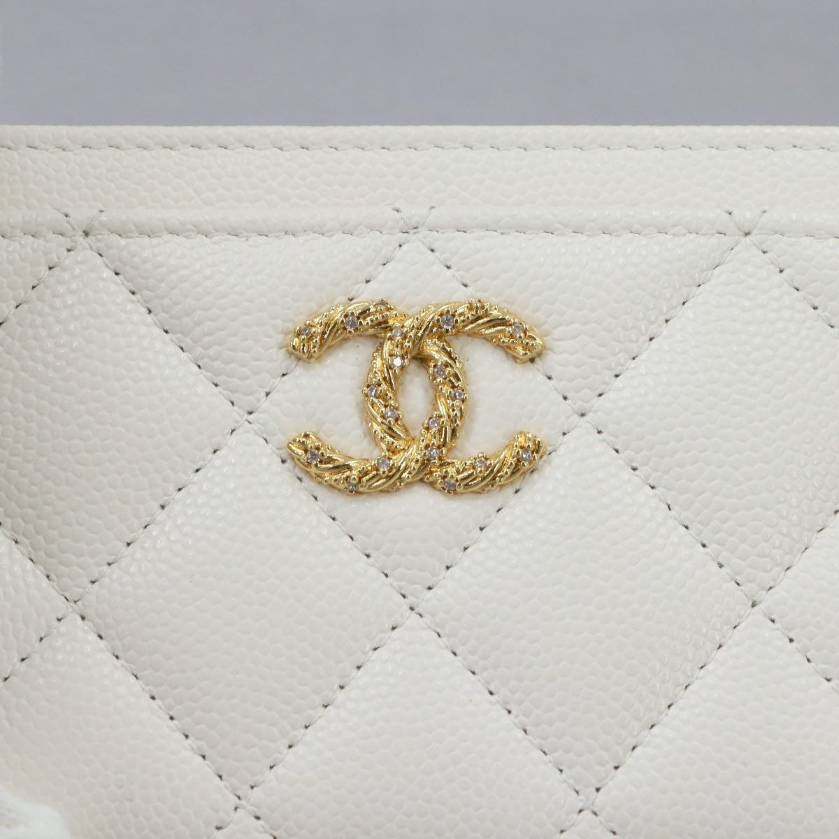 CHANEL Matelasse Card Case - White, Leather- מגיע עם הקופסה ושקית אבק!