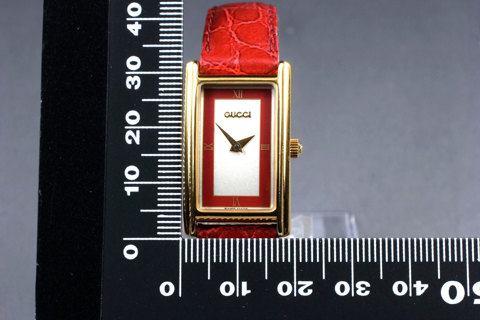 Gucci 2600L Wristwatch - Red, Leather