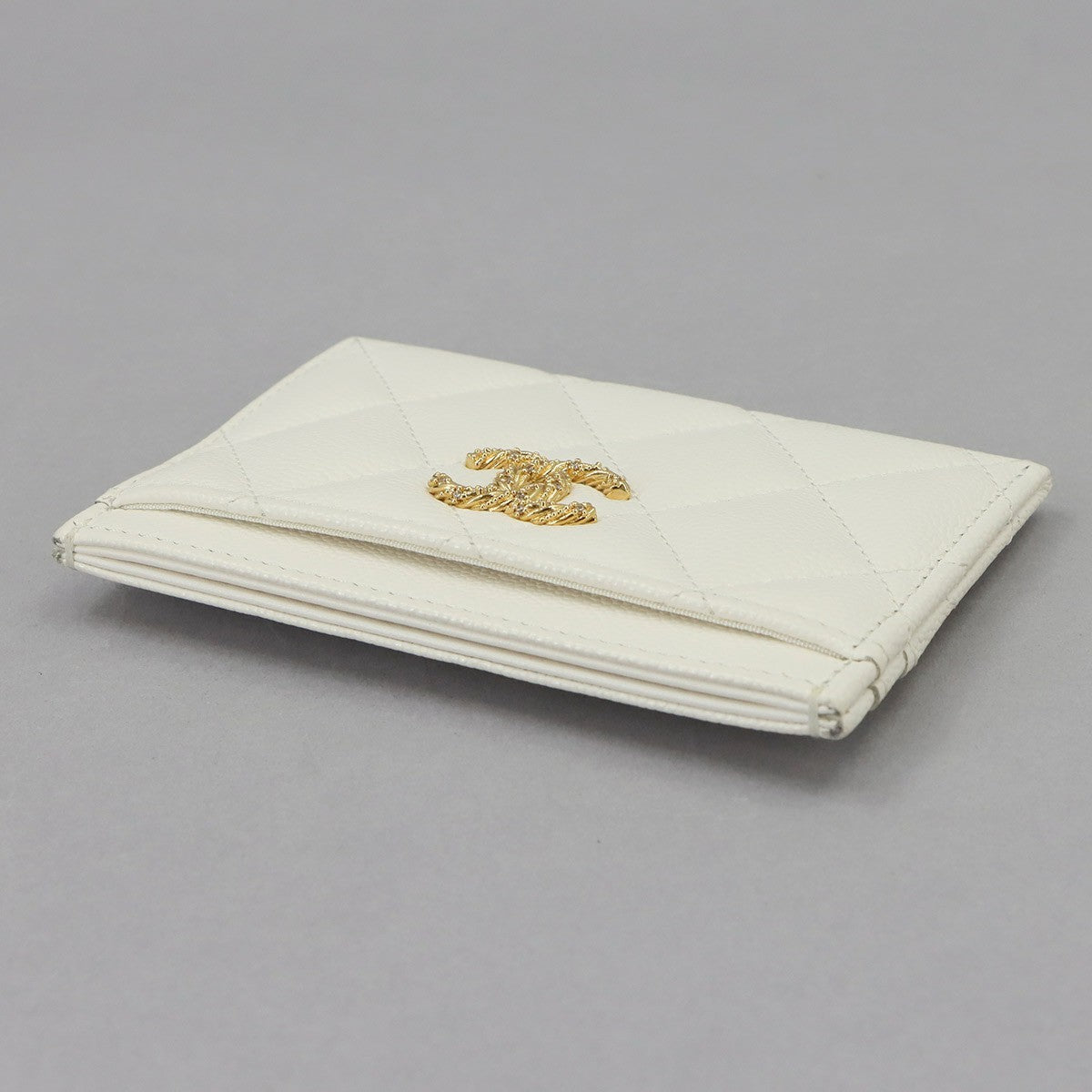 CHANEL Matelasse Card Case - White, Leather- מגיע עם הקופסה ושקית אבק!