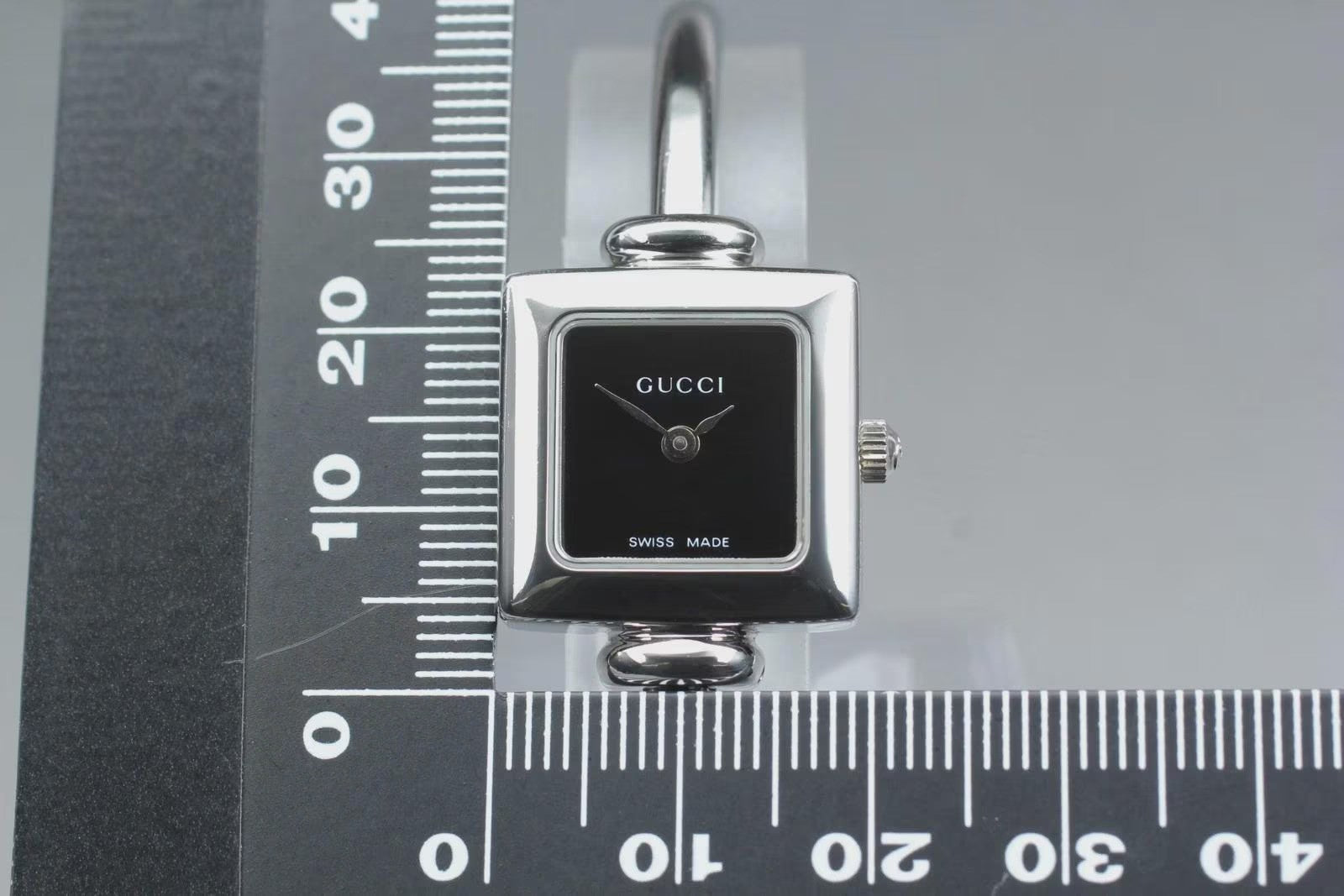 Gucci 1900L Wristwatch - Silver, Stainless Steel