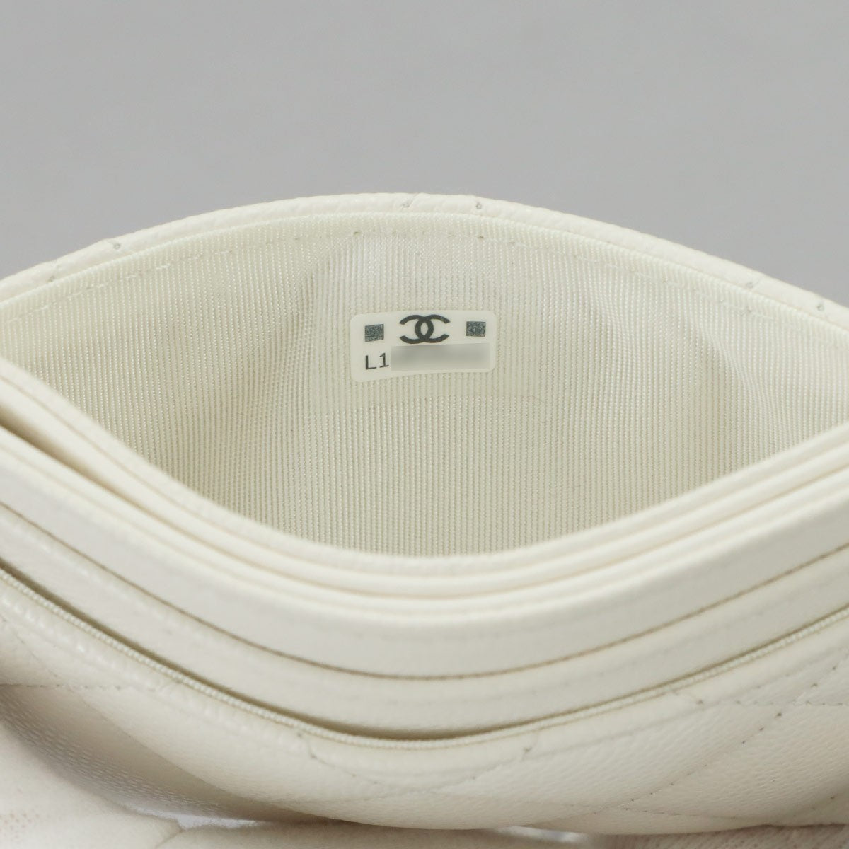 CHANEL Matelasse Card Case - White, Leather- מגיע עם הקופסה ושקית אבק!