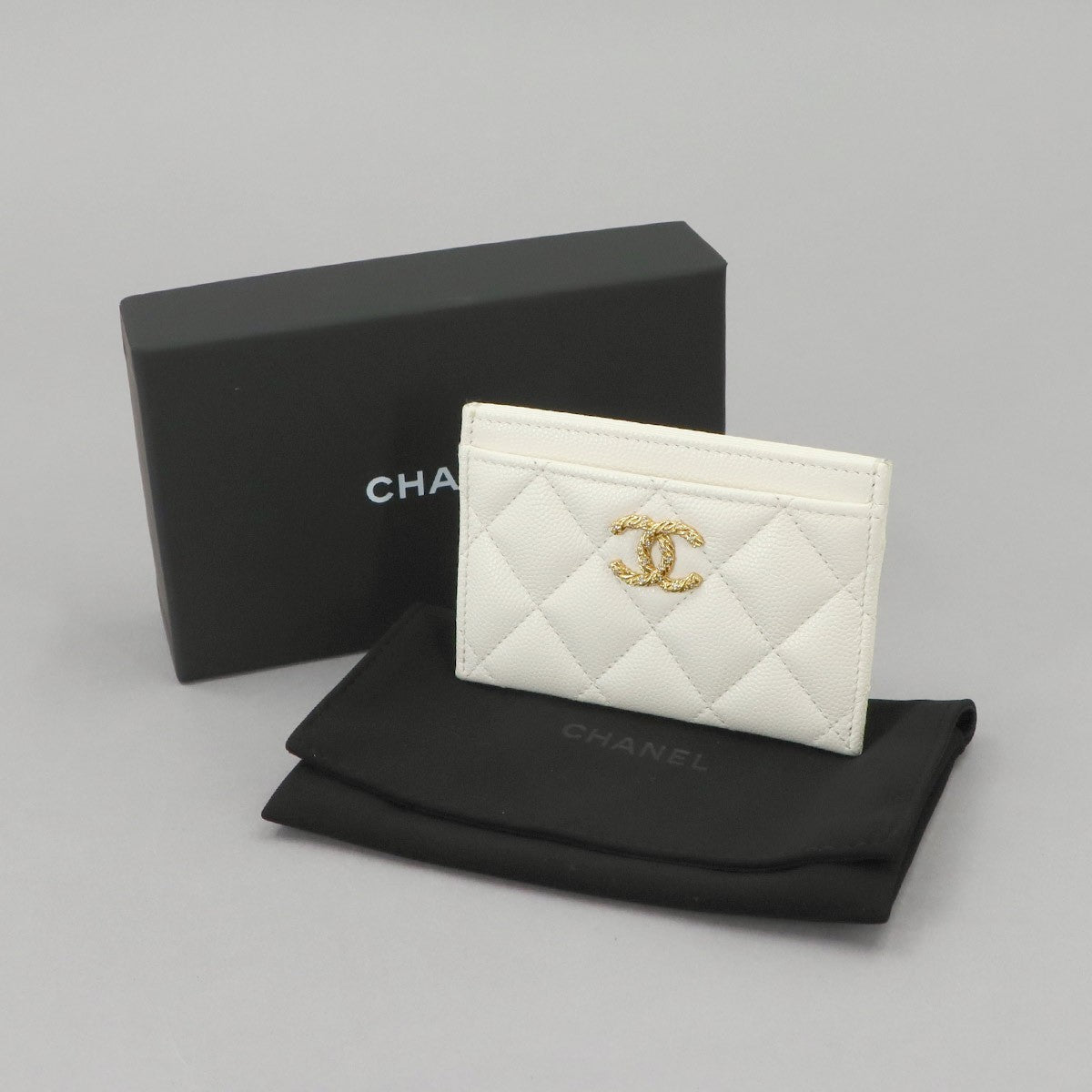 CHANEL Matelasse Card Case - White, Leather- מגיע עם הקופסה ושקית אבק!