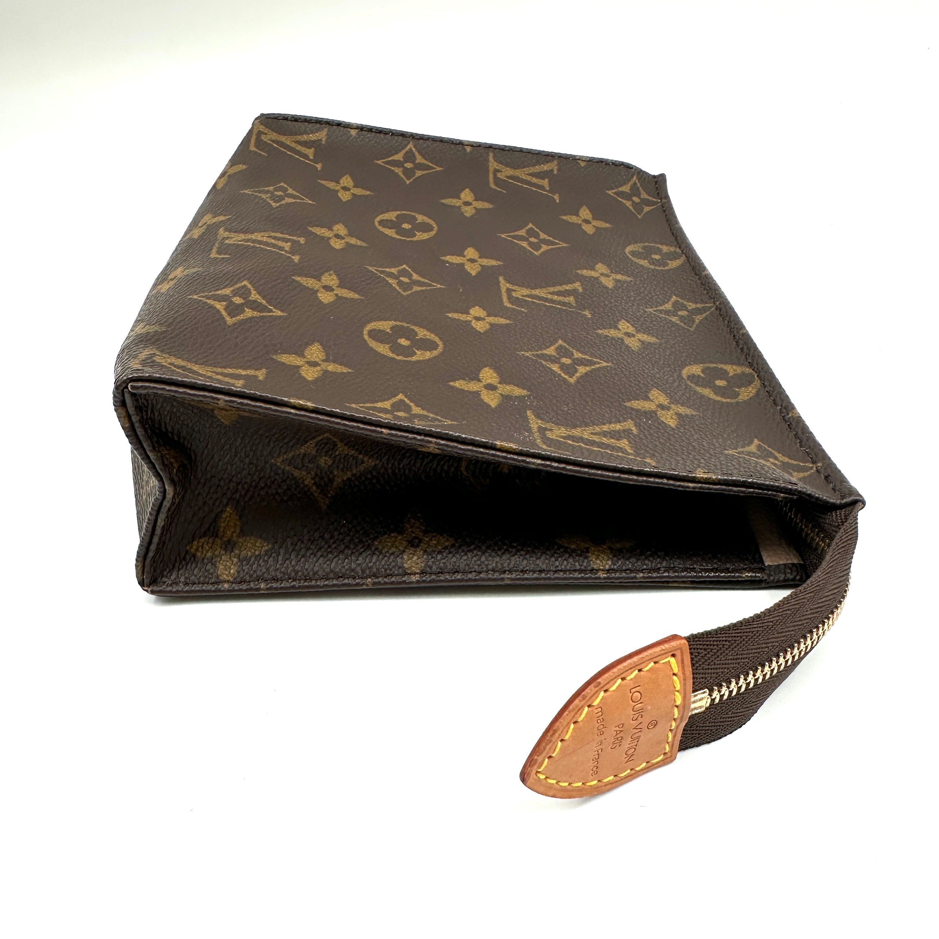 Cosmetic clutch 19