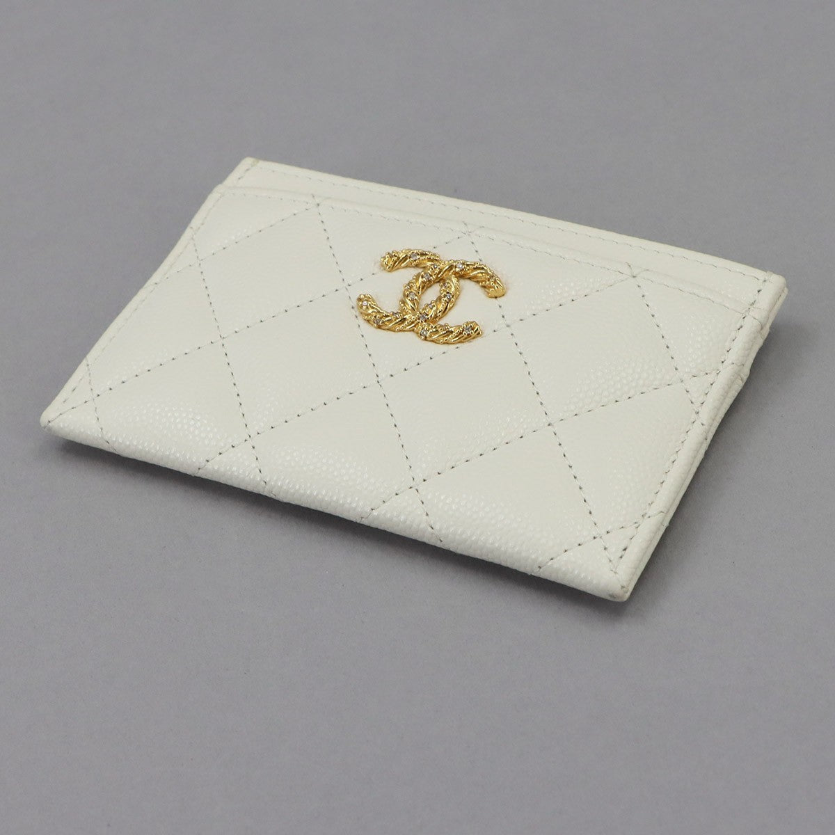 CHANEL Matelasse Card Case - White, Leather- מגיע עם הקופסה ושקית אבק!