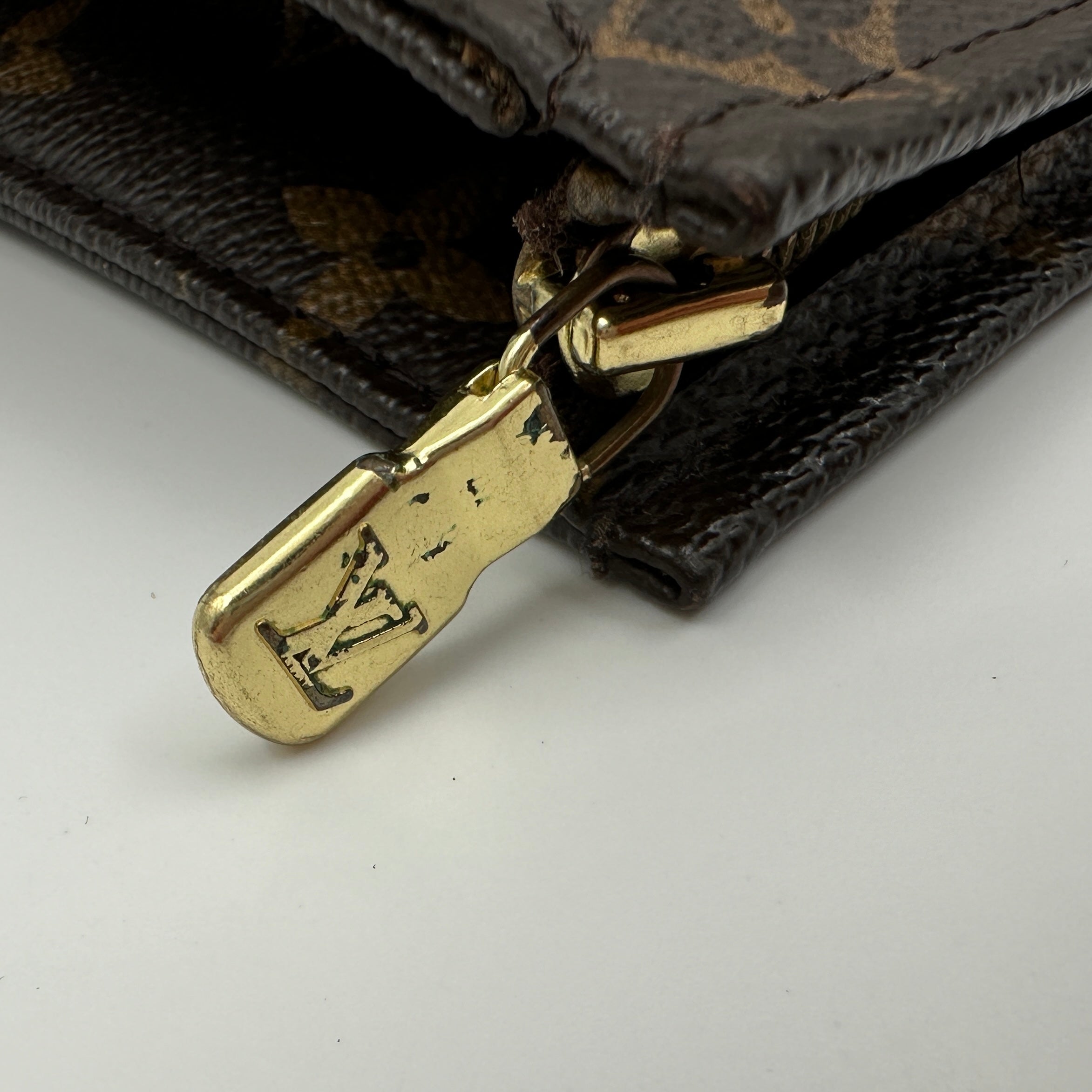 Cosmetics clutch