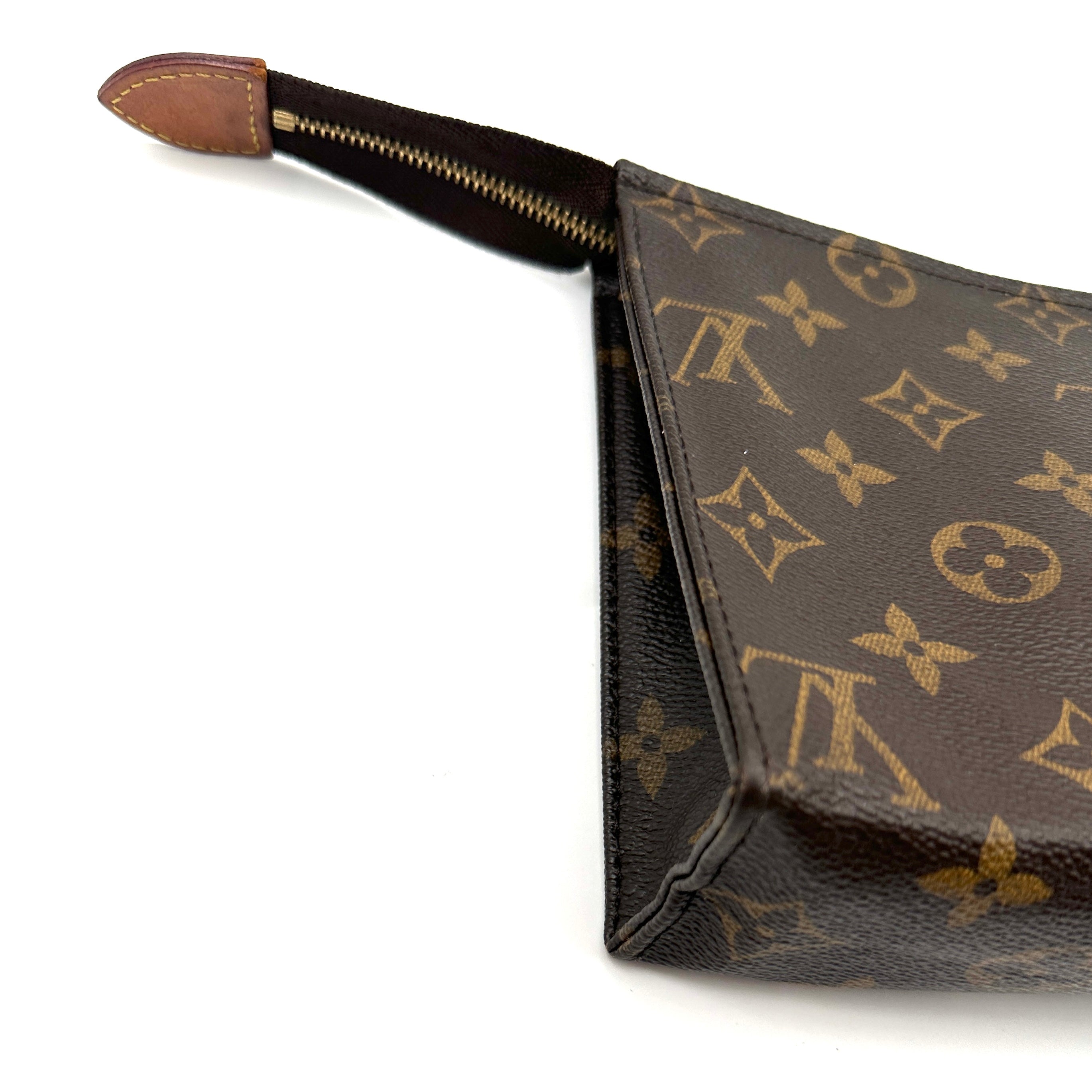 Cosmetics clutch