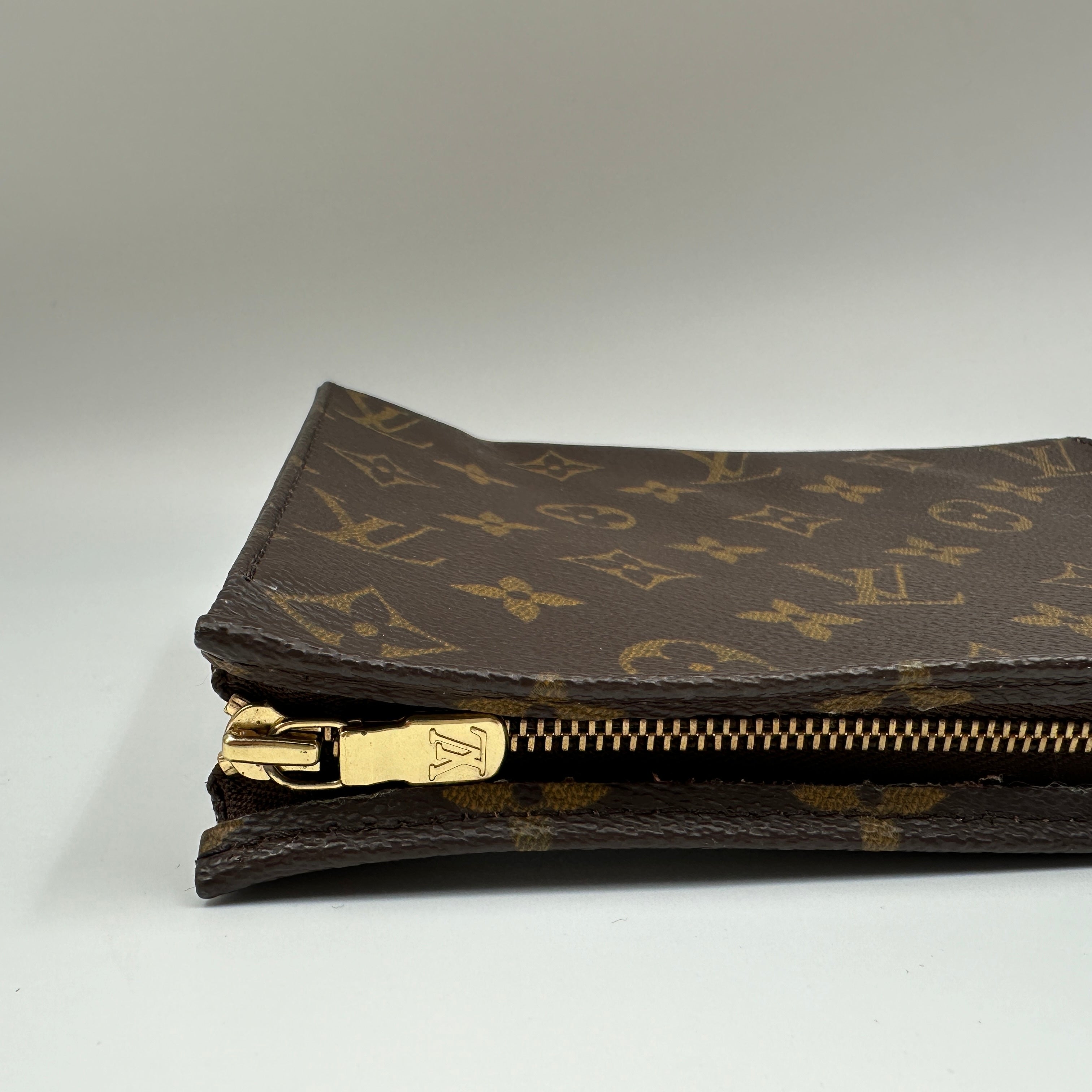 Cosmetic clutch 19