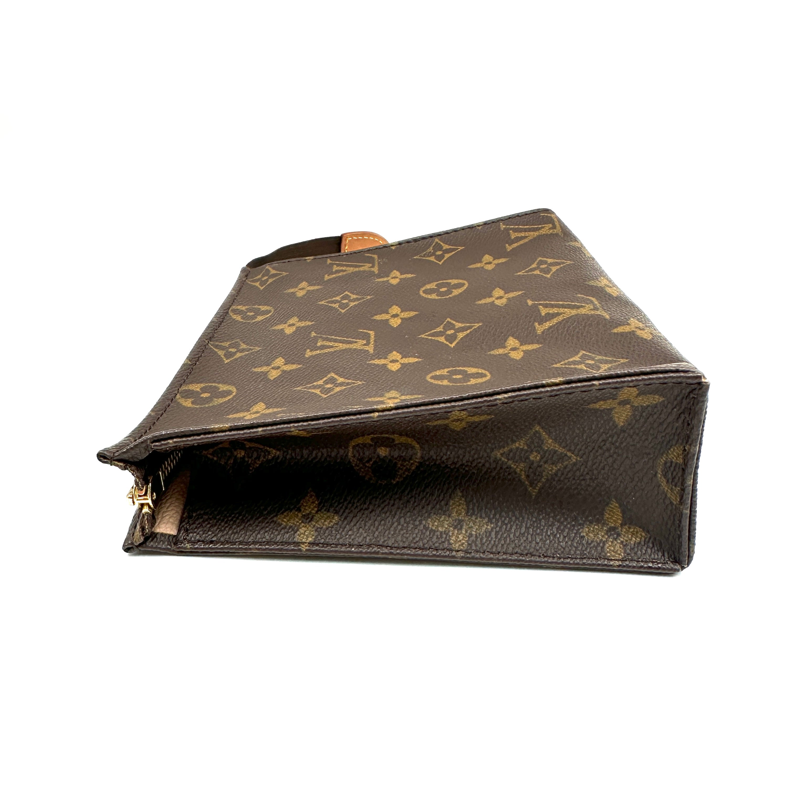 Cosmetic clutch 19