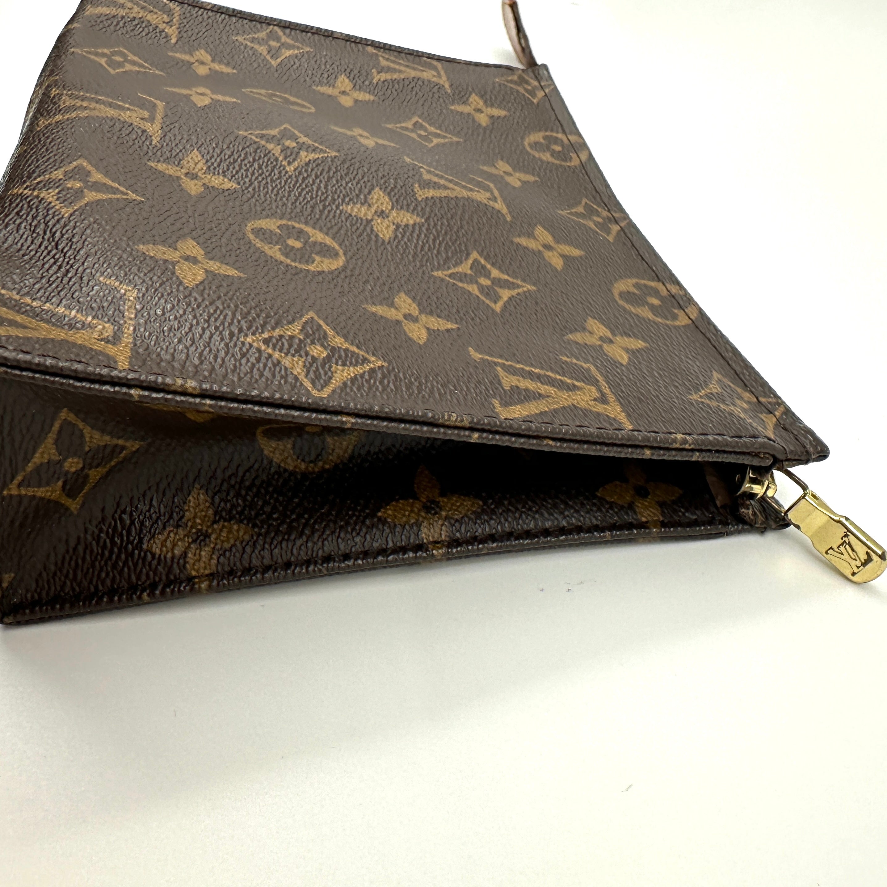 Cosmetics clutch