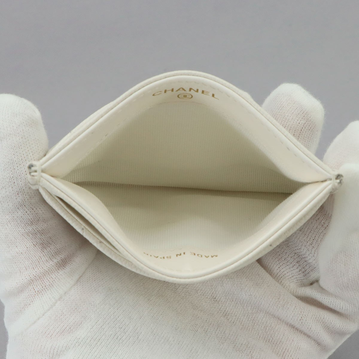 CHANEL Matelasse Card Case - White, Leather- מגיע עם הקופסה ושקית אבק!