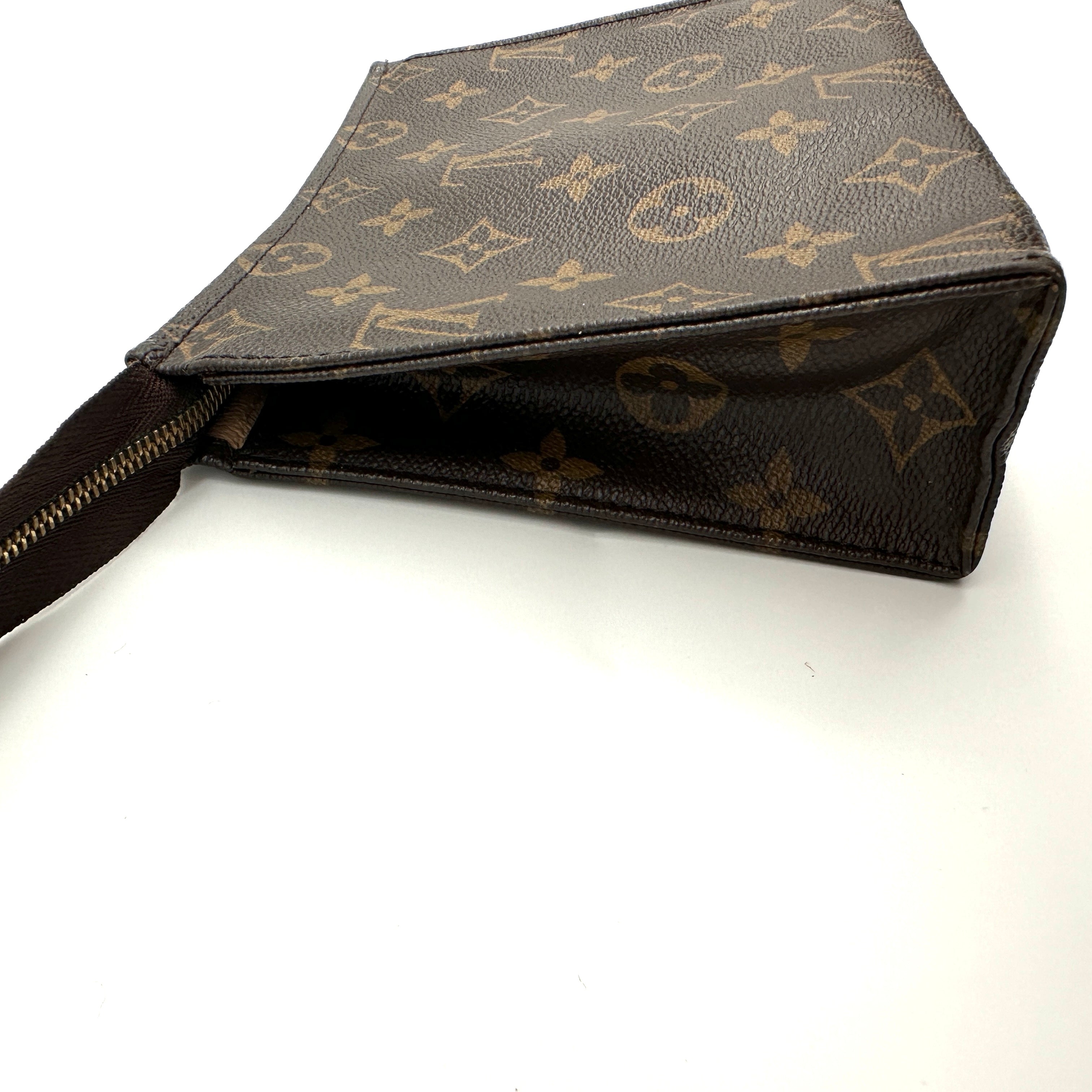 Cosmetics clutch