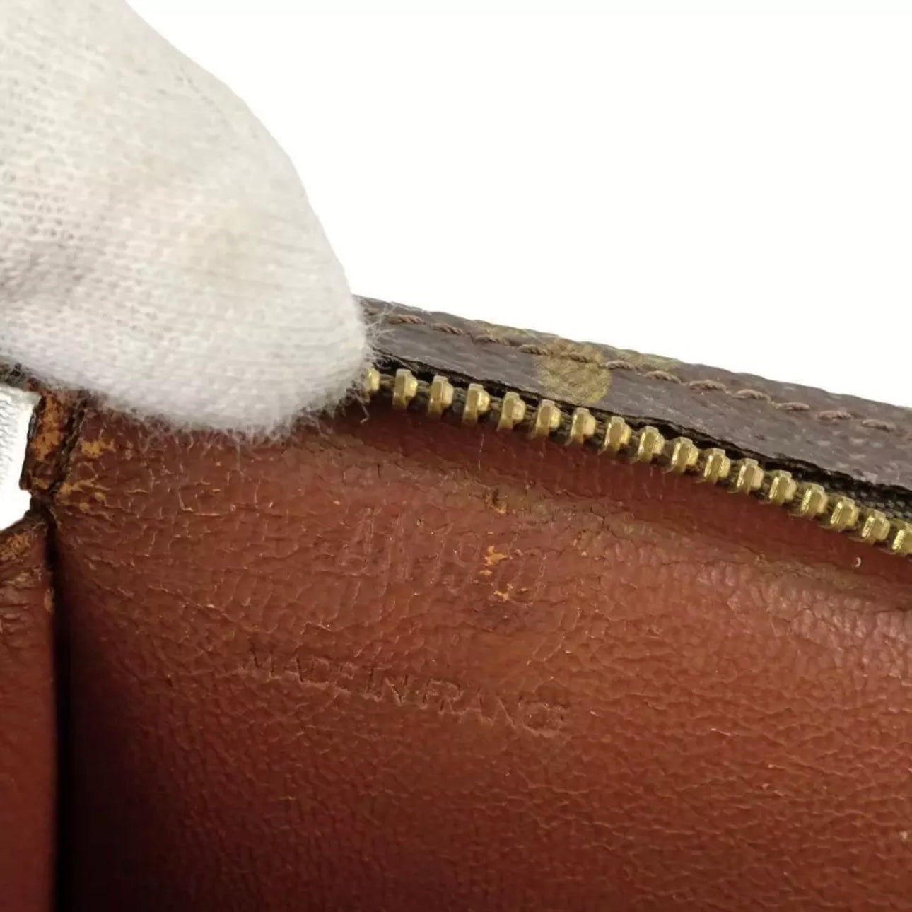Cosmetic pouch 26