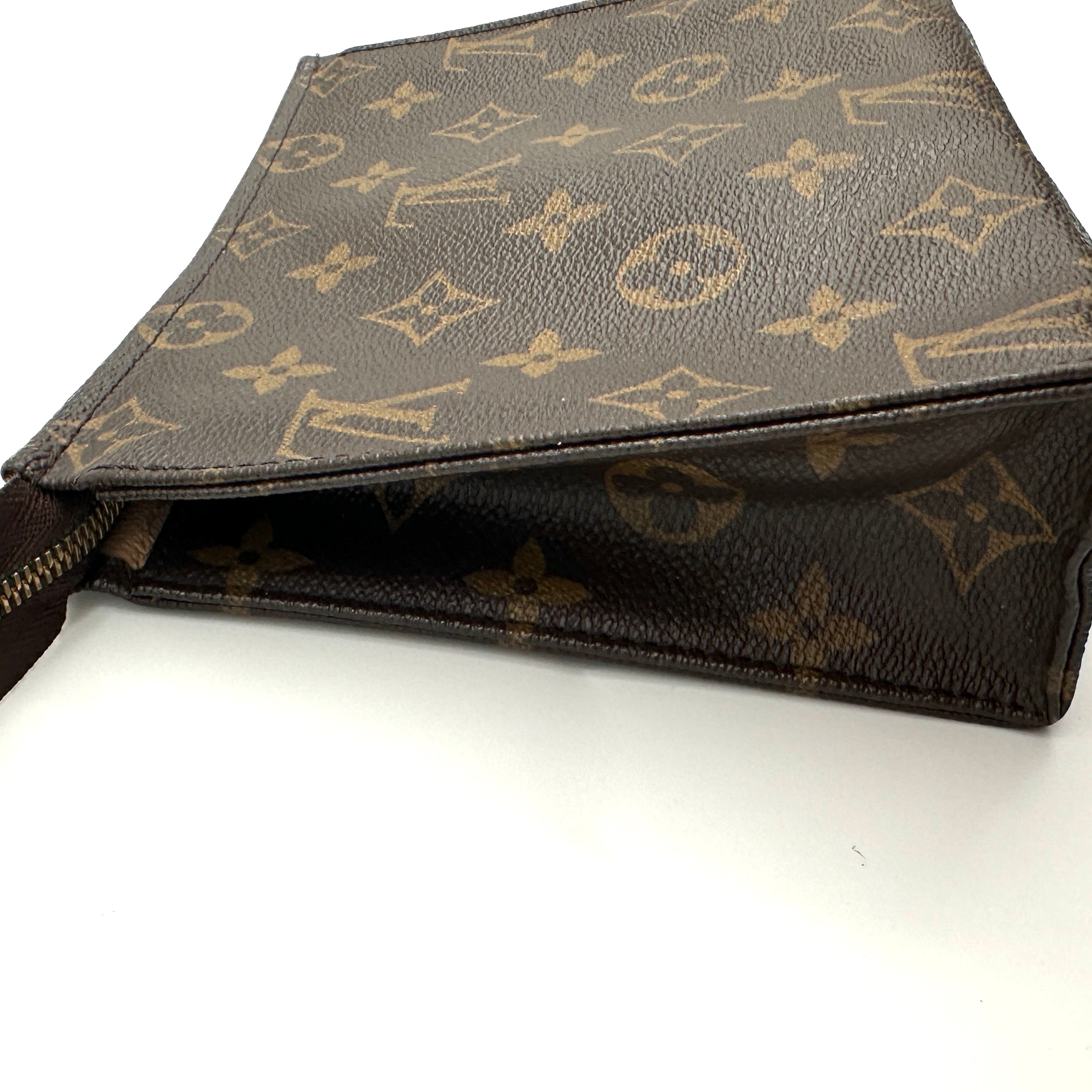 Cosmetics clutch
