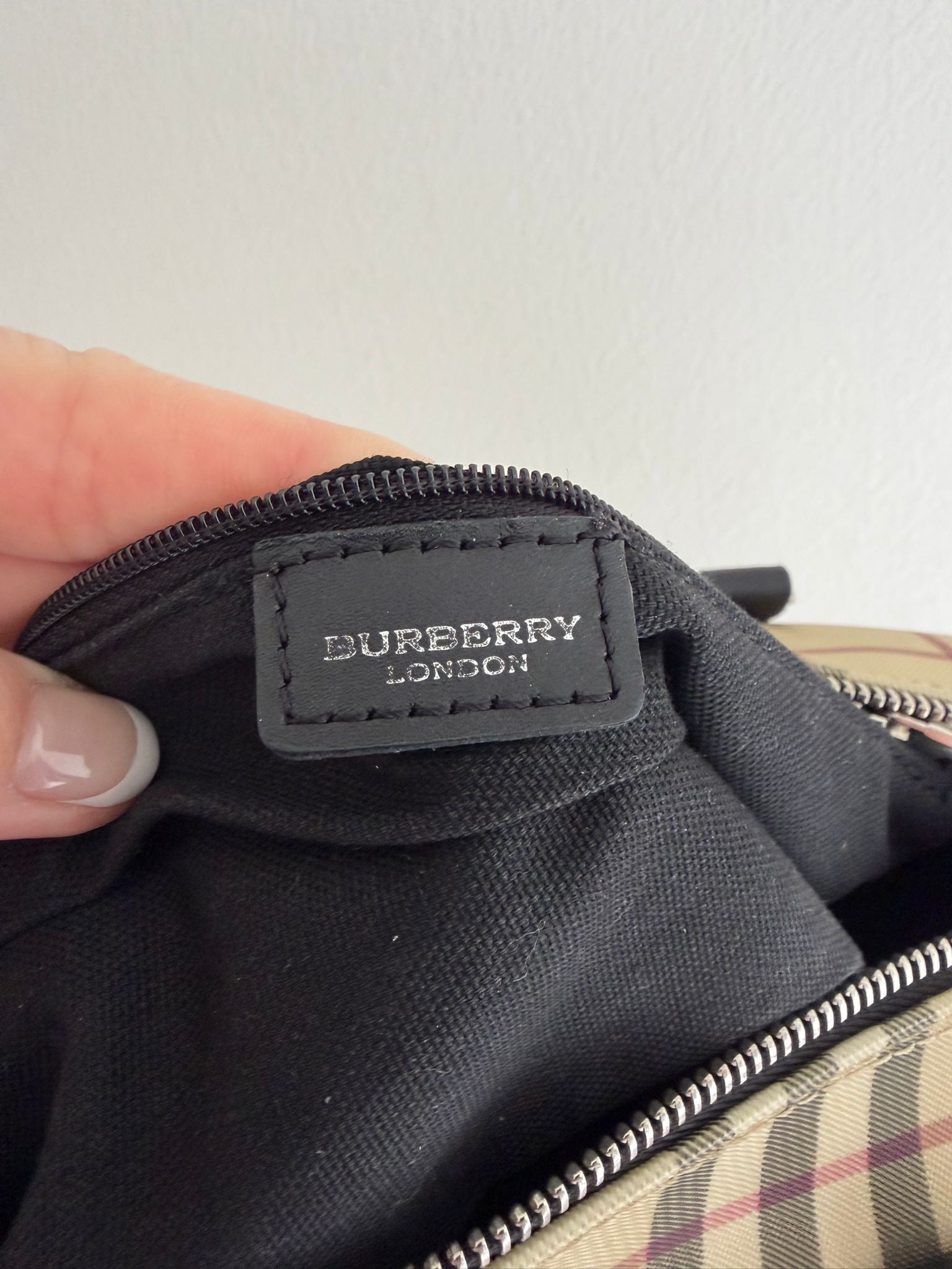 BURBERRY Nova Check Hand Bag- קשה להשגה!