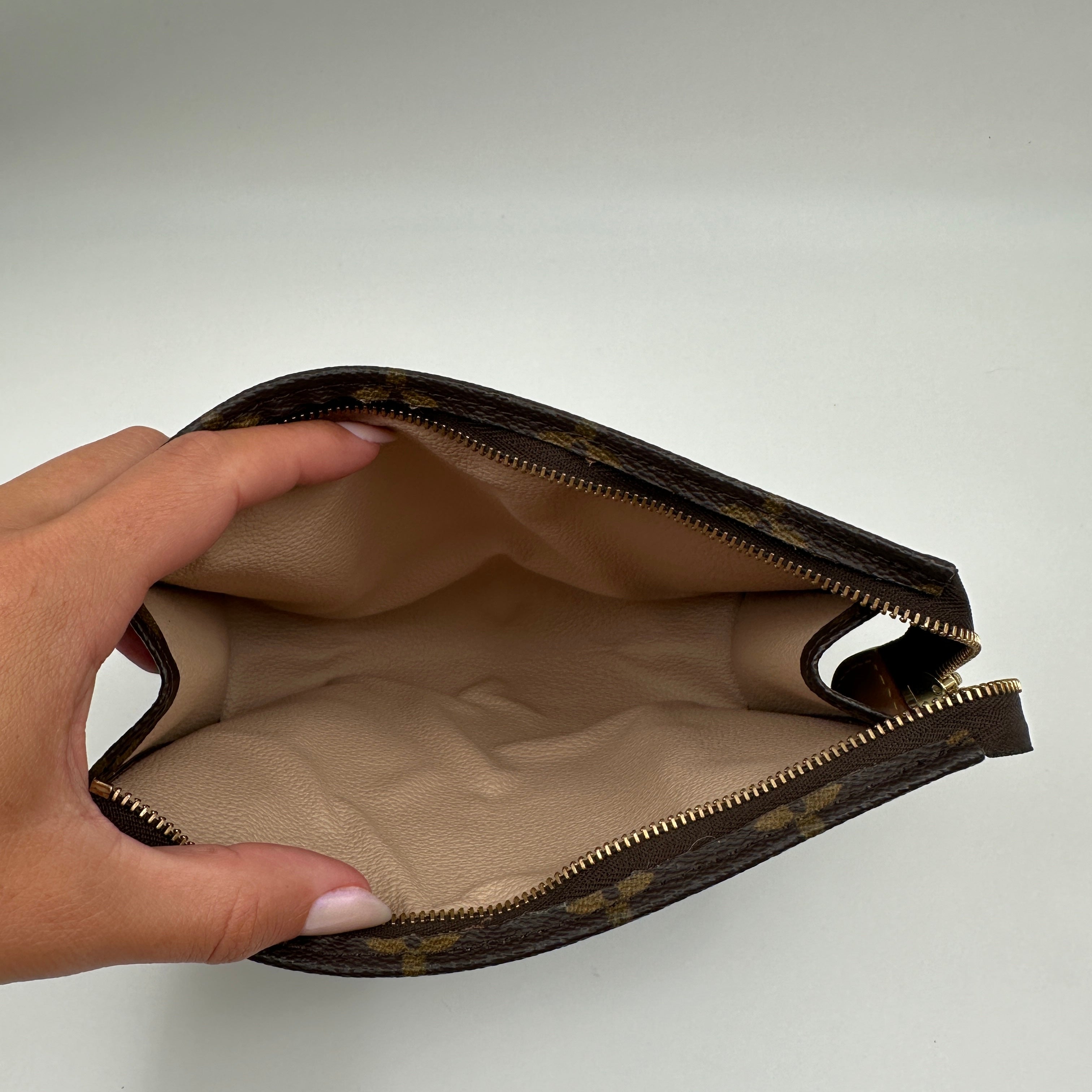 Cosmetic clutch 19