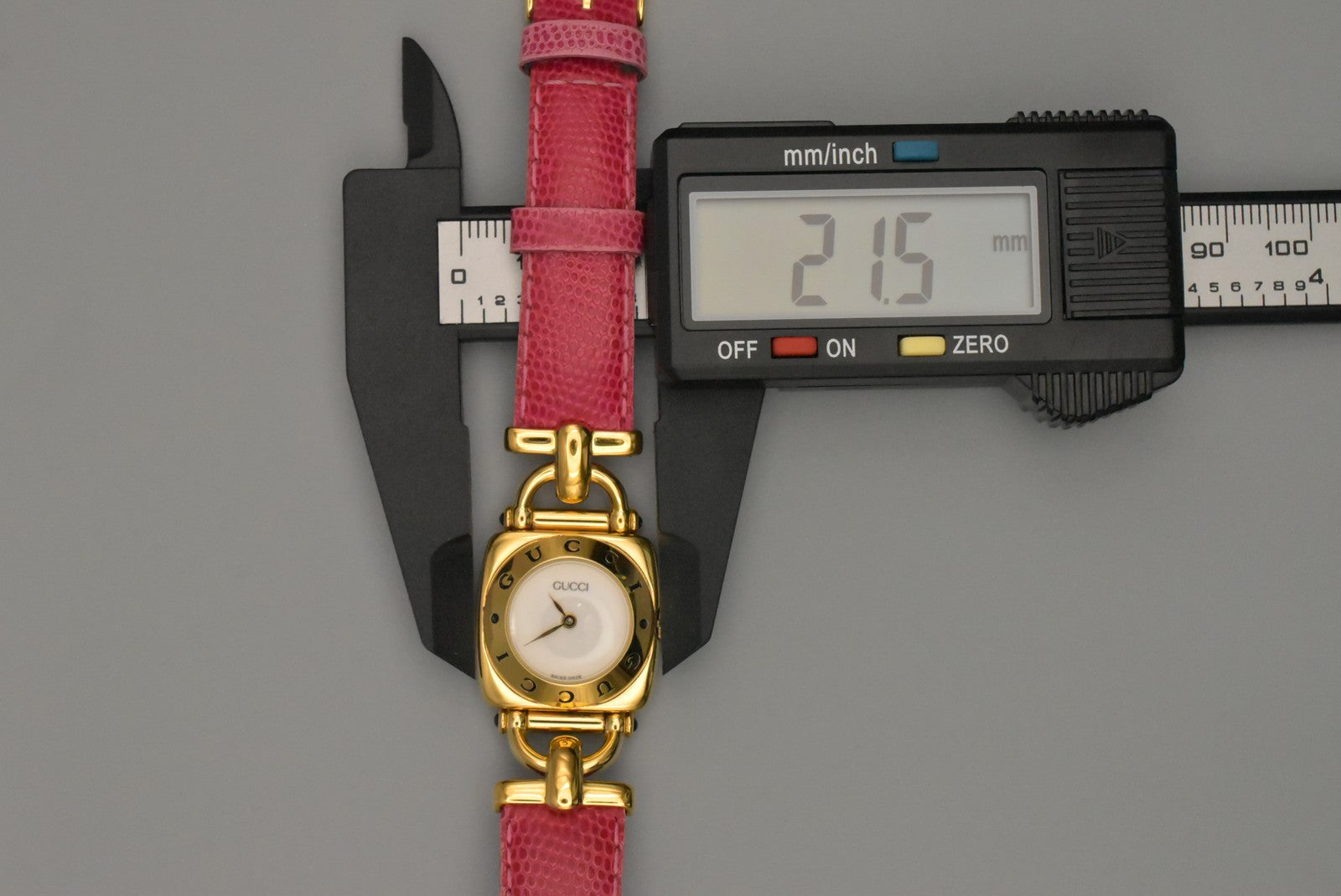 Gucci 6300L Wristwatch - White, Gold-Plated Base Metal