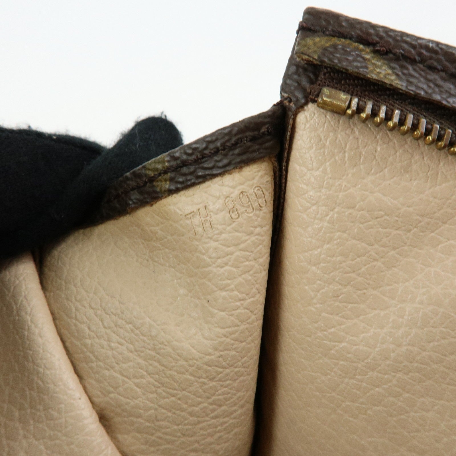 Louis Vuitton Cosmetics Clutch 26