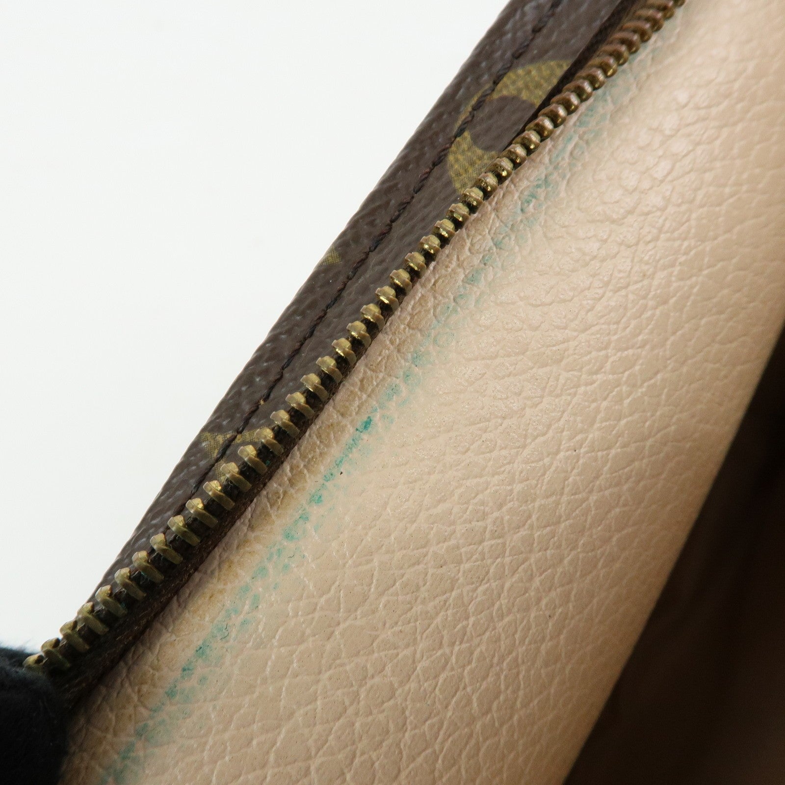 Louis Vuitton Cosmetics Clutch 26