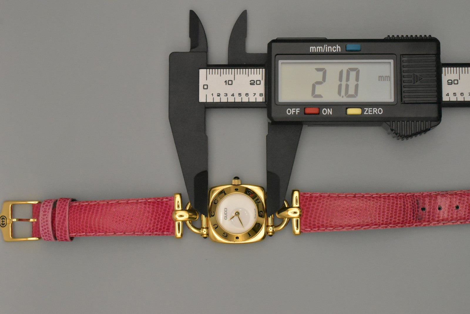 Gucci 6300L Wristwatch - White, Gold-Plated Base Metal