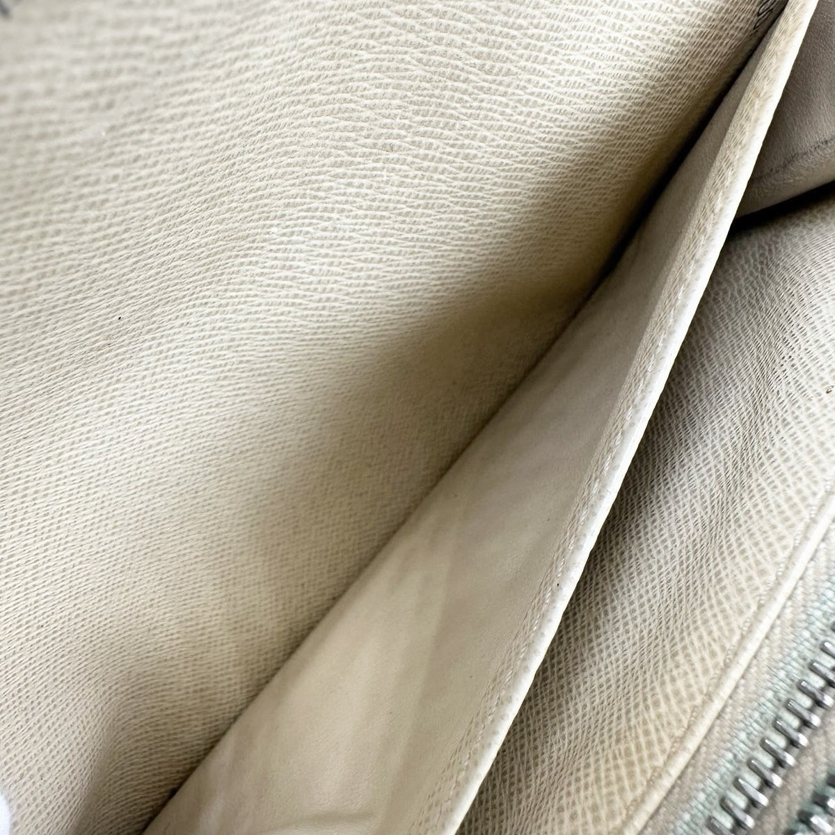Louis Vuitton Damier Azur Portefeuille Sarah Wallet - White, Leather